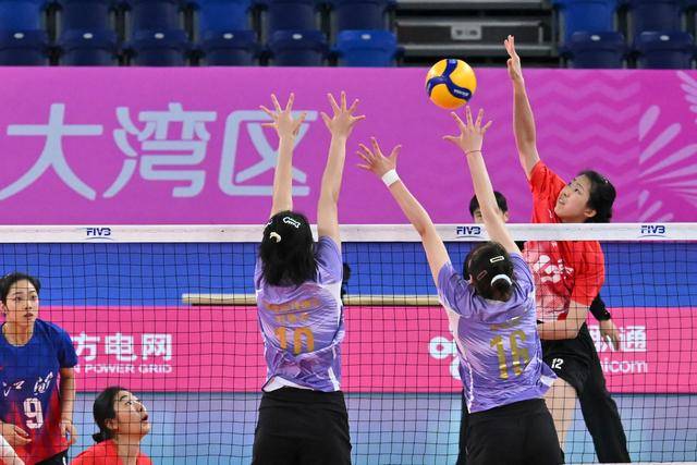 女子排球比赛：两队激战，谁能夺魁？