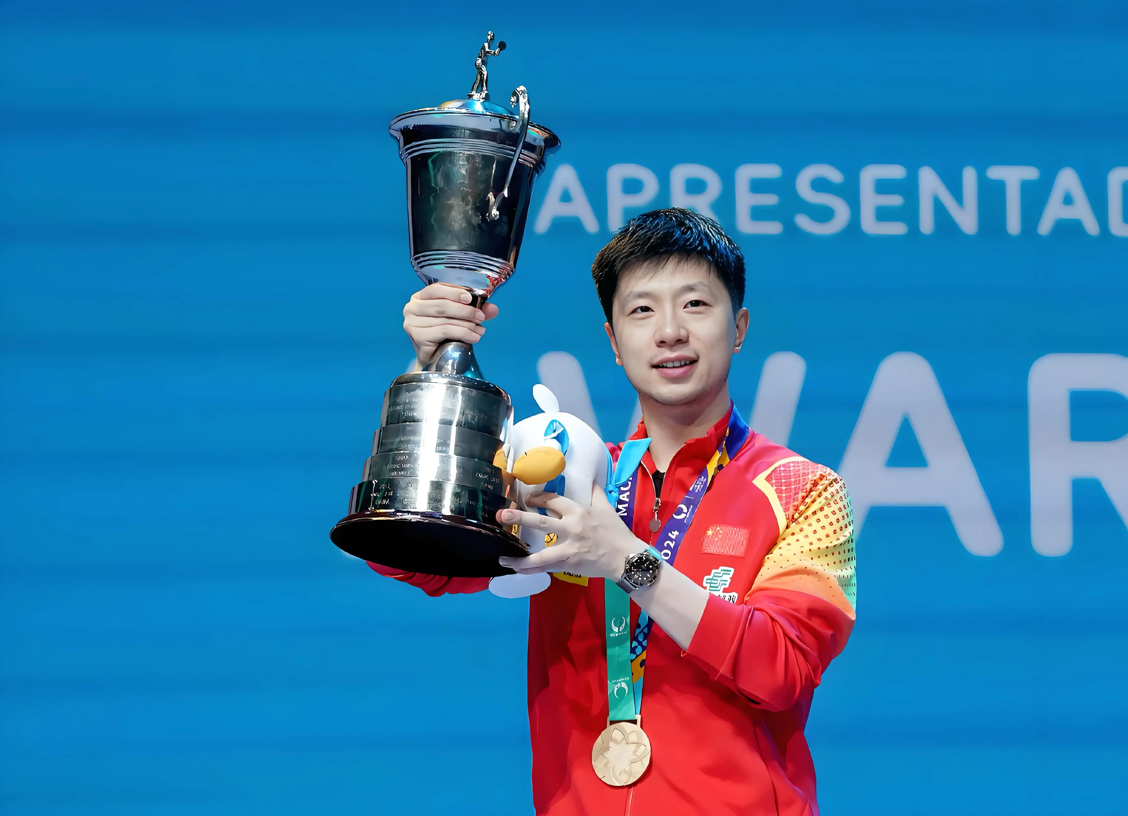 球队主帅喜获胜利，力挺球员表现