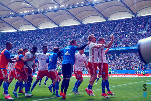 汉堡球队凭借丰富经验力压对手，取得胜利