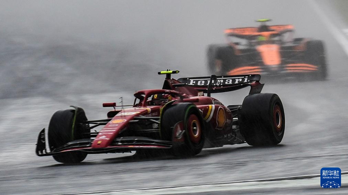 索伯车队碾压阿斯顿马丁，塞恩斯高光表现